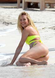 Candice Swanepoel pillada en la playa